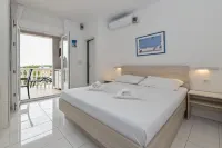 Seagull Pool Apartments & Studios