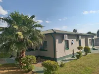 De Ellas Boutique Lodge Hotels near Peter Mokaba Stadium
