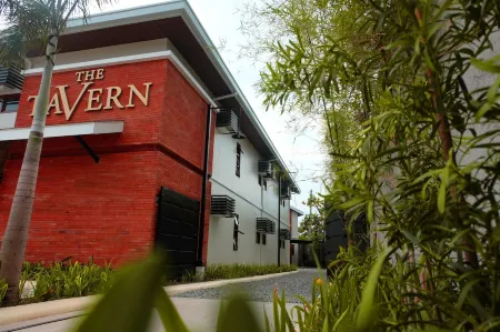 The Tavern Hotel Отели рядом с достопримечательностью «Don Honorio Ventura Technological State University, Sto. Tomas Campus»