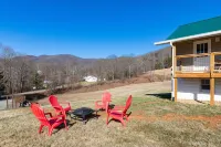 Charming farmhouse in tranquil Candler Hotel dekat Asheville West KOA Holiday