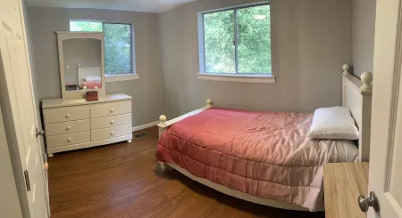 Pleasant, Bright 3 Bedroom Cottage