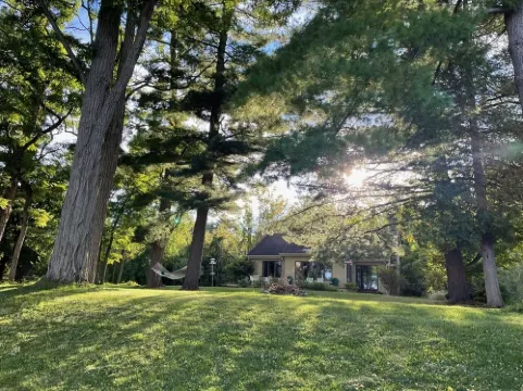 4 Bedroom 2 Bathroom Entire Home with Walk-In Lake Access