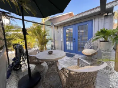 SIESTA KEY, BLUE ROMANTIC DREAM! 100 FEET TO THE  BEACH!