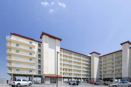 Stunning Waterfront Getaway - Pool, Hot Tub, Elevator, Deck