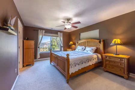 Scenic Mountain and River Views with Gourmet Kitchen - Spacious Retreat