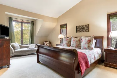 Luxurious & Large - 3 Living Rooms, Private Hot Tub, Convenient to Free Bus Hotels near Vail Ski Resort