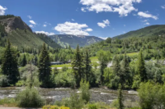 Ski-in Access and Mountain Views - Luxurious Resort Retreat