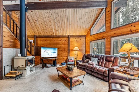 Charming A-Frame Cabin and Scenic Balcony - Inviting Alpine Retreat