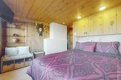 Cozy Oceanfront Cabin with Large Deck & Water Views - Close to Beach Hotels in Island County
