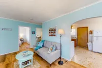 Charming, dog-friendly house with Wifi & W/D - near the river Hotels in Waldport