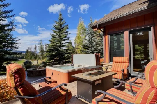 Gorgeous Log Chalet with Hot Tub and Spectacular Views - Enchanting Retreat