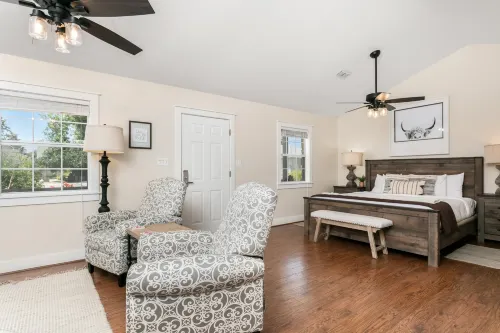 Tranquil Retreat - Shared Hot Tub/Pool Access in Town