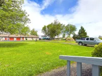 Charming Bungalow Hideaway with Expansive Backyard - Cozy Retreat فنادق في Philomath