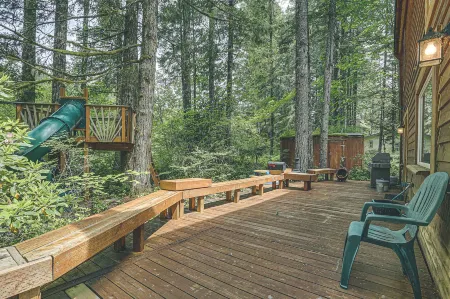 Cozy Hot Tub and Scenic Deck - Charming River Escape