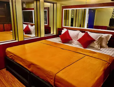 Oasis Floating Hotel Yangon Hotellit kohteessa Seikkan Township