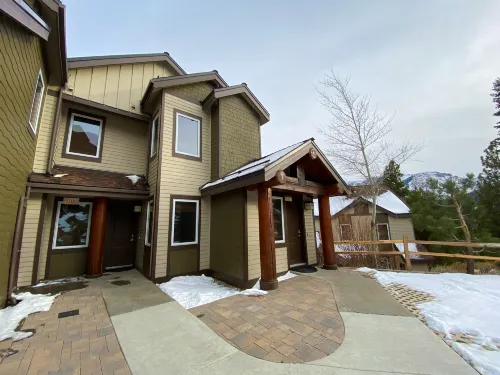 Stunning Views and Ski-in Ski-Out Access - Luxurious Mountain Escape