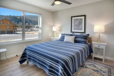 Cozy Gas Fireplace and Scenic River Views - Charming Escape