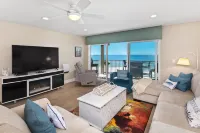 Spectacular Ocean Views and Coastal Charm - Inviting Beachfront Retreat Отели в г. Солана Бич