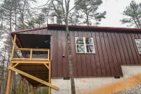 Dog-friendly cabin with private hot tub, WiFi, pool table, and wood fireplace Hotels in White County