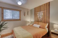 Relaxing Hot Tub and Enclosed Backyard Retreat - Charming Cottage