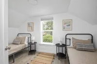 Fire-Pit and Volleyball Court Oasis - Stunning Coastal Retreat Các khách sạn ở Garibaldi