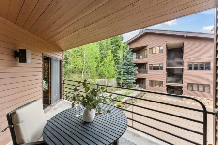 Stylish Condo with Private Balcony - Chic Mountain Retreat