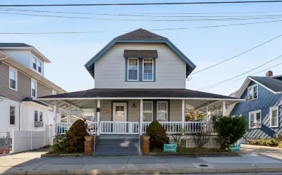 Large Wrap-Around Porch and Outdoor Shower - Spacious Retreat Hotels near Diamond Beach