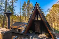 Unique Luxury Cabin with Hot Tub and Creek View - Stunning Getaway