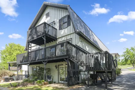 Lakefront Oasis with Whirlpool Tub and Kitchenette - Charming Retreat