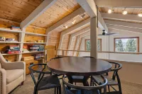 Lake View, Private Hot-Tub and Game Room - Spacious Cozy Cabin
