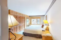 Ski-in/out condo with mountain views, pool, hot tub, sauna, gym & fireplace