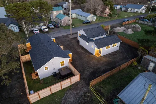 Steps to Beach and Vibrant Entertainment - Charming Coastal Haven Hotel a Garibaldi