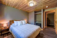 Breathtaking Mountain Views and Open Floor Plan - Charming Retreat