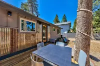 Luxurious Hot Tub and Fenced Backyard Oasis - Stunning Retreat