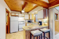 Dog-friendly duplex with fireplace, central AC & loft - on golf course Hotels in Cross Township