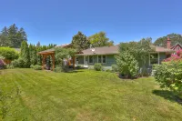 Fenced Yard and Covered Patio Oasis - Charming Artistic Retreat