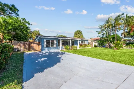 Pool*grill*fenced yard*pets ok*3 bedroom*2 bath*6 minutes to beach*private home Отели в г. Помпано-Бич