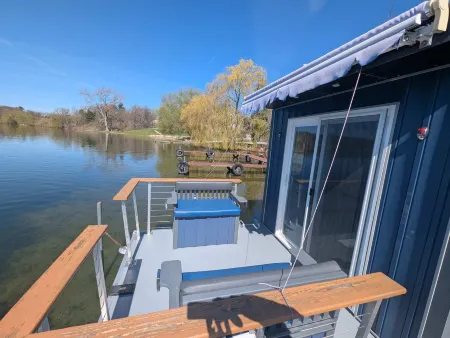 Stunning Lake Views and Cozy Waterfront Living - Charming Oasis Отели в г. Файф Лейк