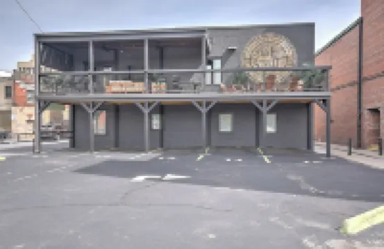 Luxury Penthouse in Downtown Bristol + Cool Patio • Sleeps 10 • Near Casino/Bms