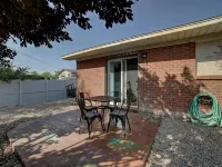 Cozy apartment in charming Moab Downtown with kitchen and great fruit backyard,