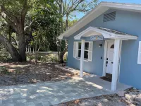 The blue jays nest; a  3-bedroom house with WiFi, AC in marvelous Dunedin