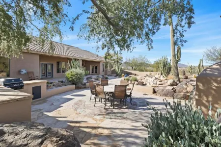 Spacious 4-bedroom house in charming Cave Creek with WiFi, AC Отели в г. Кейв Крик