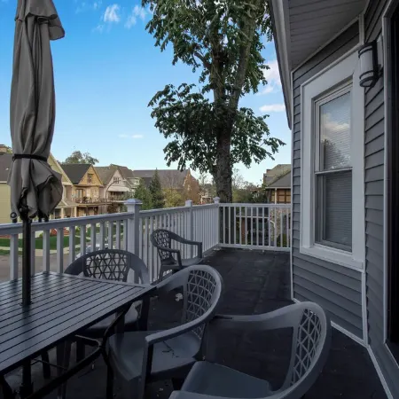 Family-Friendly 6-bedroom house in Charming Buffalo with WiFi, AC