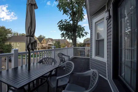 Family-Friendly 6-bedroom house in Charming Buffalo with WiFi, AC