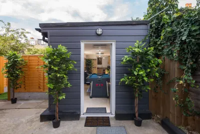 Luxury Versace 2 Bed, Hot Tub, Pool Table, Sky Tv Hotels in Leyton