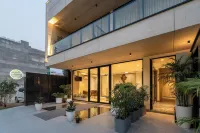 The Lodgers Luxury Hotel Near Golf Course Road Gurgaon Hotels near Gurugram University