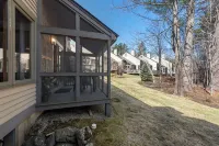 NEW! Charming Townhouse + Shared POOL Hotel a Gilford