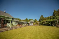 Woodland Glen Lodge B&B Hotels near Hokitika Beach Sign