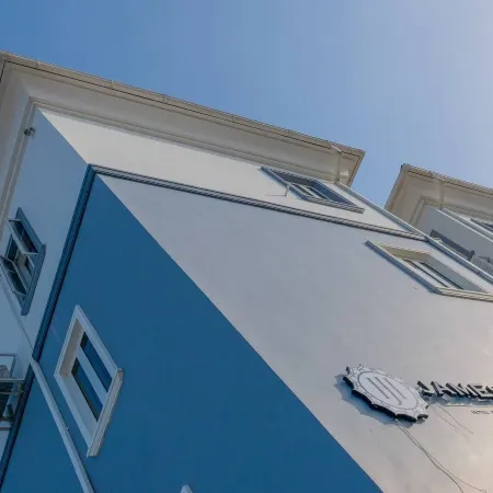 James Court Hotel & Luxury Apartments