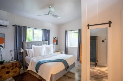 Walk to Wilton Drive - Spacious & Quiet Villa #2 HOT TUB! Отели рядом с достопримечательностью «To The Moon»